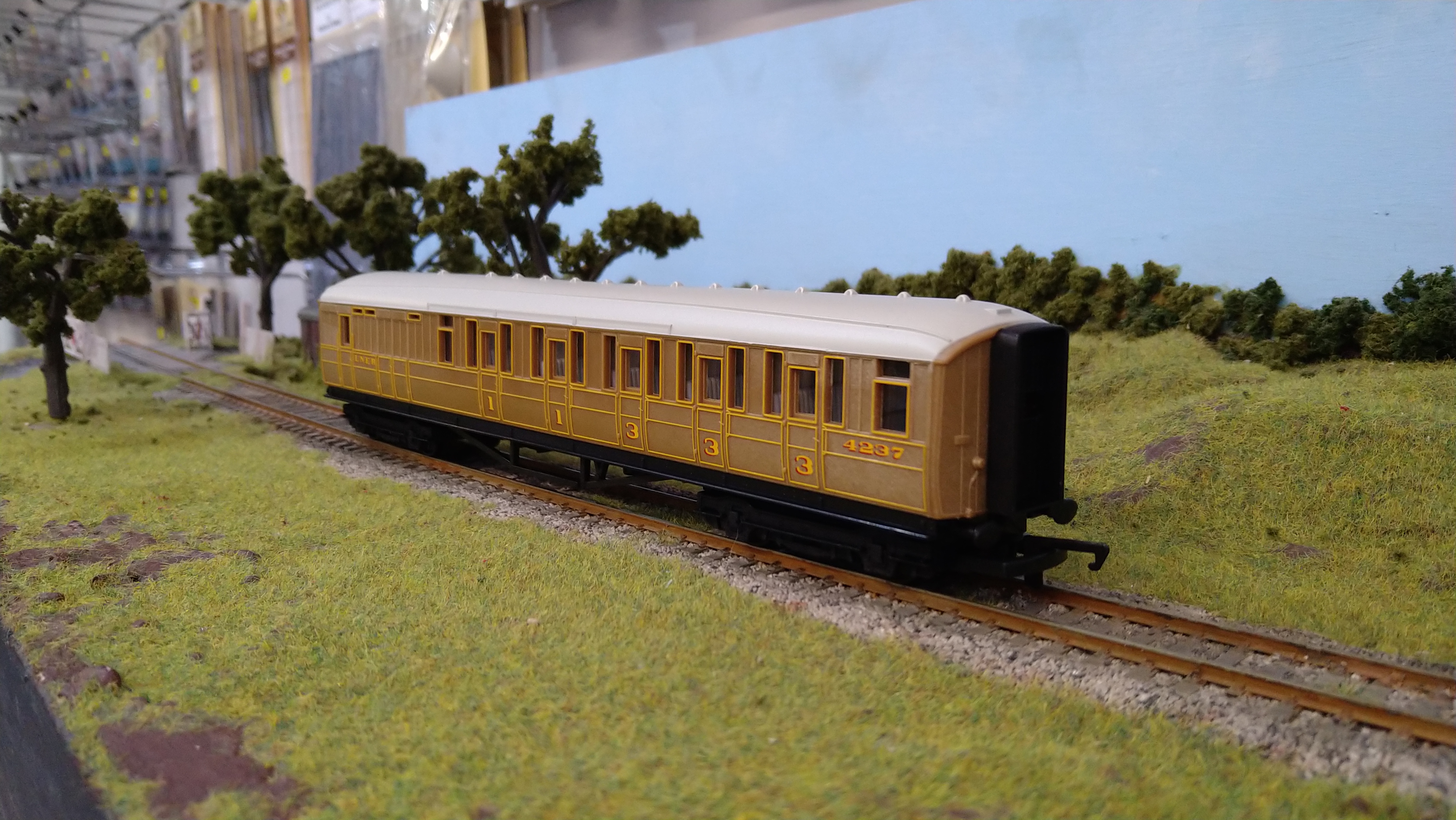 R4333 HORNBY RAILROAD LNER TEAK BRAKE COACH 4237